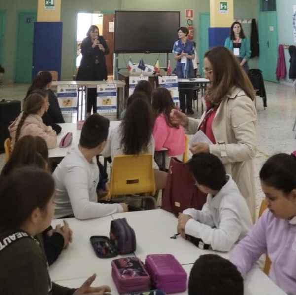 Un atelier intitulé « 𝐉𝐄 𝐍𝐄 𝐉𝐄𝐓𝐓𝐄 𝐏𝐀𝐒, 𝐌𝐀𝐈𝐒 𝐉𝐄 𝐑𝐄𝐂𝐑𝐄́𝐄 » est en cours à Balestrate, dans le cadre du projet Re-Né, à l’école primaire Aldo Moro, où 45 élèves sont impliqués.